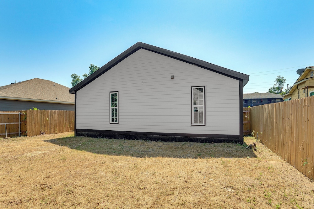 Fenced-in Yard: Home < 5 Mi to Dtwn Dallas!