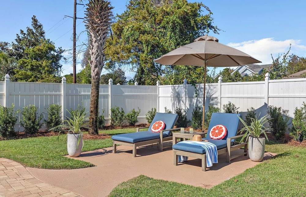 7bdr w/ Private Pool, Hot Tub, Fire Pit, Walk to Beach Tidal Wave by Avantstay