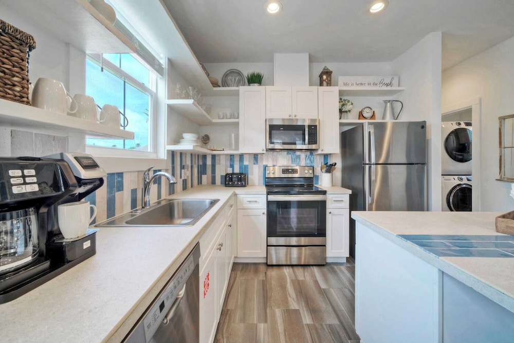 2 Homes in Old Town by Avantstay Sleeps 19, Pool, Newly Built Walk to Eats, Music, & More