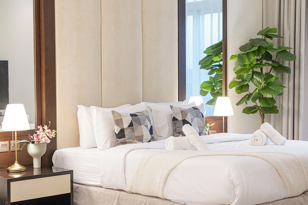 DAMAC Suites by Hostiva – Burj & Fountain