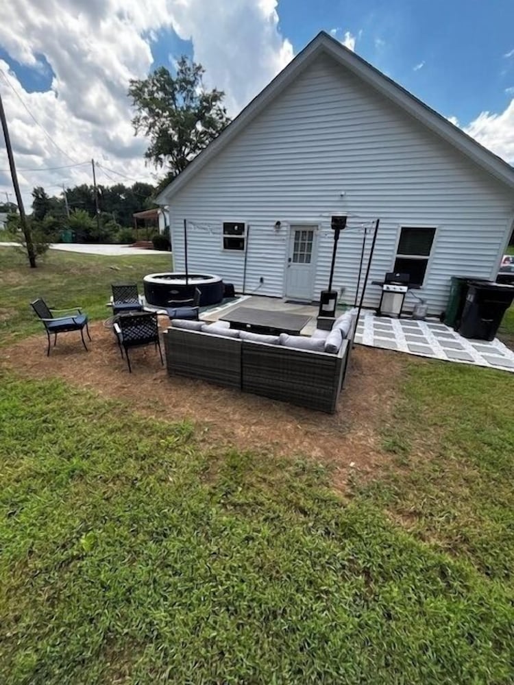 Family-friendly 3BR w/ Hot Tub & Games