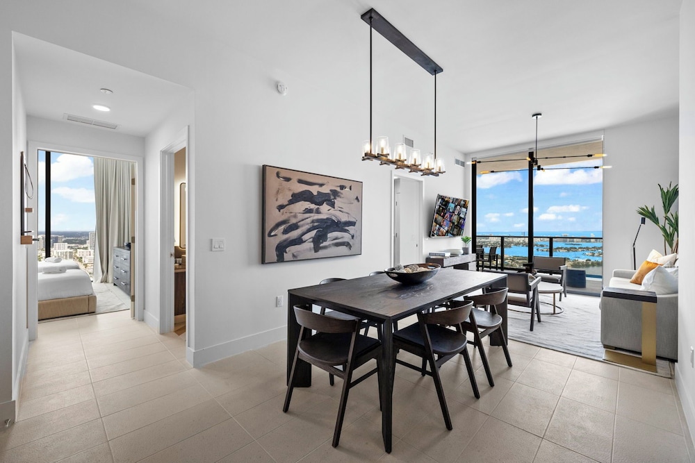 Lux Studio W City Views and Pool
