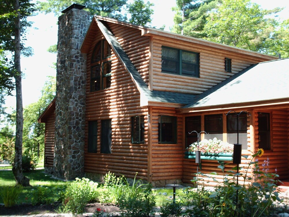 Upscale Fryeburg Cabin: Hot Tub + Billiards Table! view 5
