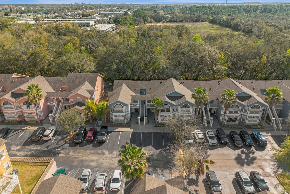 Upstay Stylish Condo w Garden Patio Near Disney