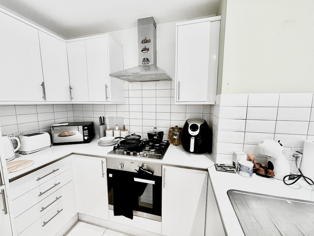 Stunning 3-bed House in the Heartreading view 5