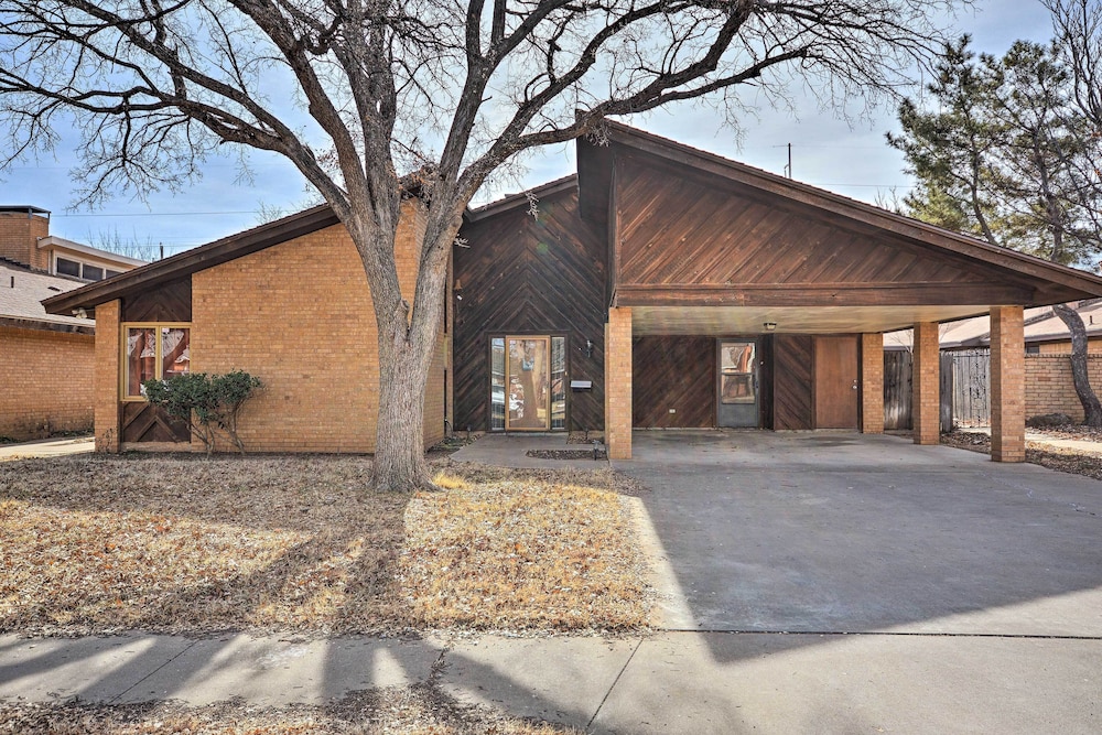Lubbock Townhome w/ Grill Near TTU & Downtown! view 3