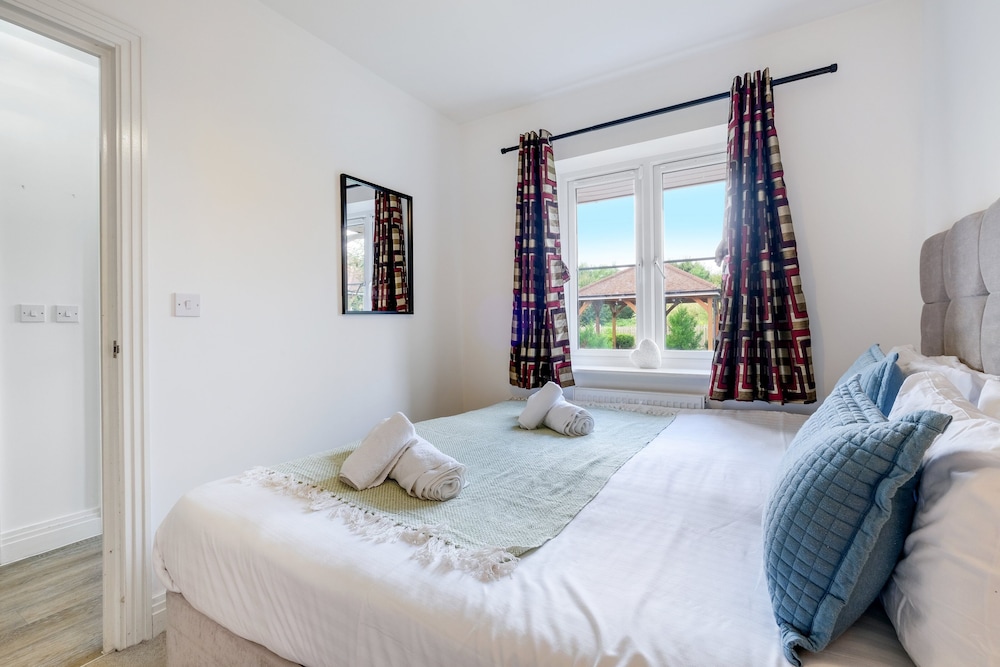 Foxherne 6 Bed & 3 Bath Serviced Hse -20