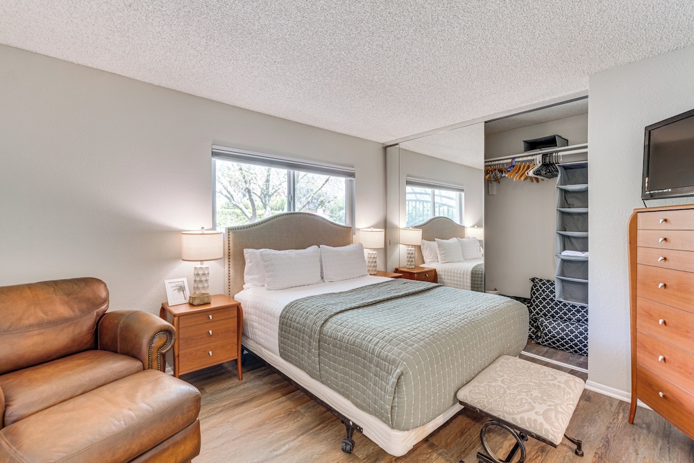 2 Mi to Downtown: Gated Condo in Palm Springs