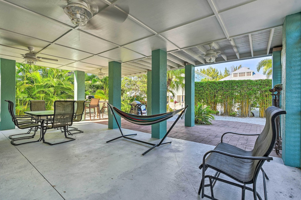 Steps to Ocean & Bay: Bradenton Beach Townhome!
