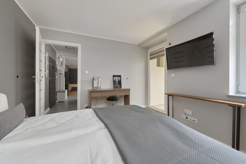 Modern Kotsisa Apartment by Renters view 5