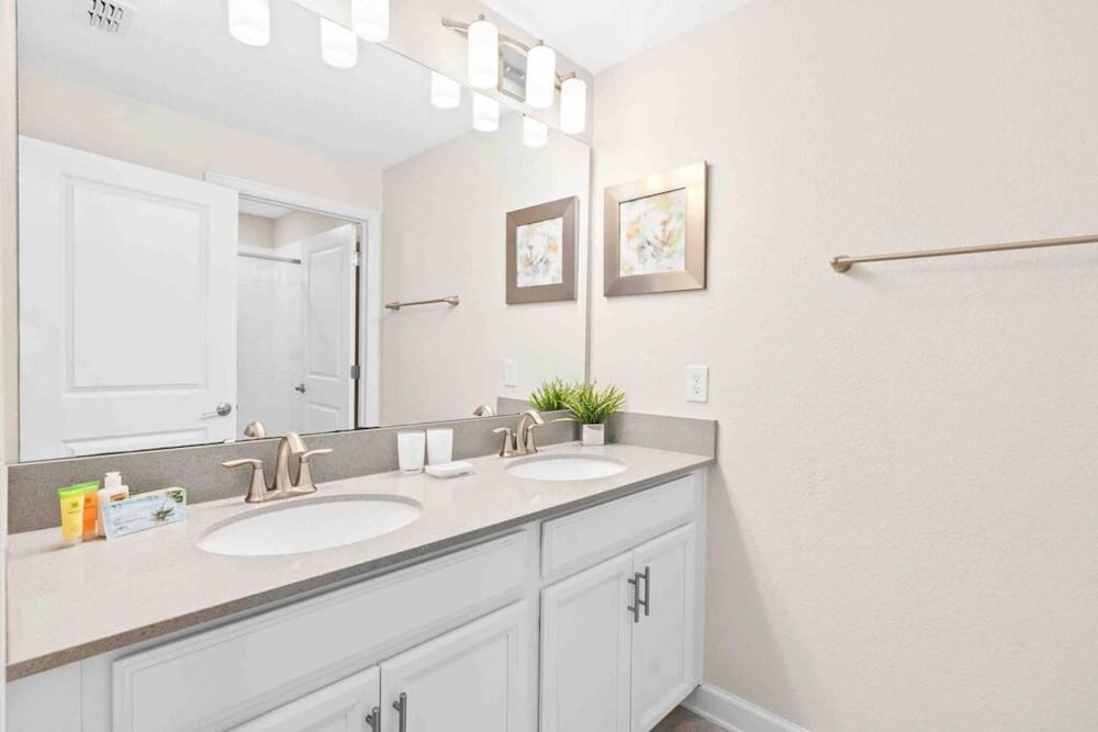 Super Dope- FUN Electric Home W Pool Amenities