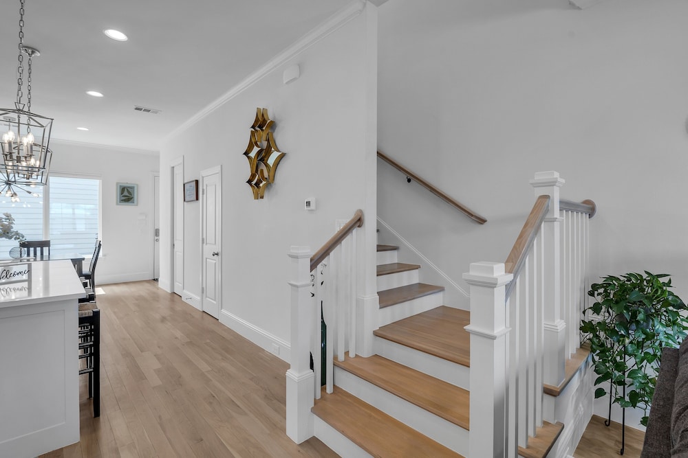 Modern 3br In Bishop Arts Walk To Shops & Dining 3 Bedroom Duplex