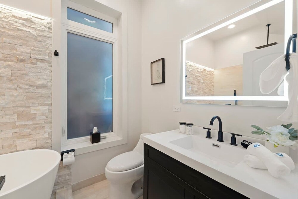 Luxury 2BR Condo in Wicker Park