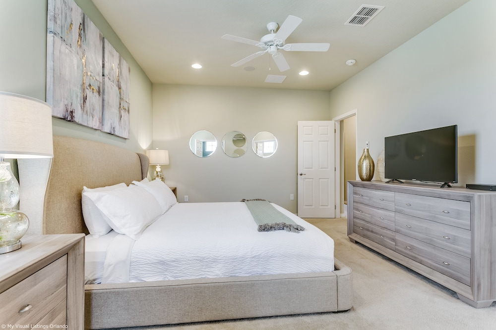 Spacious Home w/ Private Pool/spa! Sleeps 21