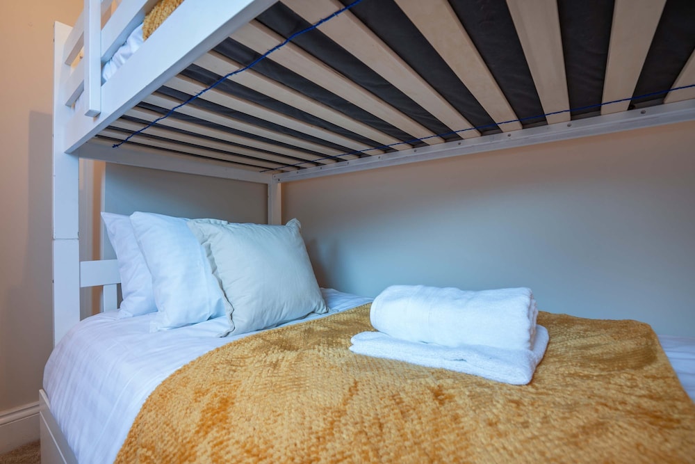 Stylish 2 Bed Flat-free Parking