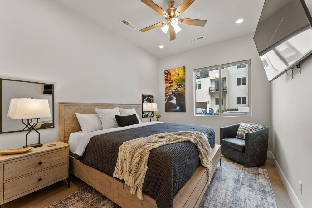 Canyon Country Oasis 6 Bedroom Townhouse