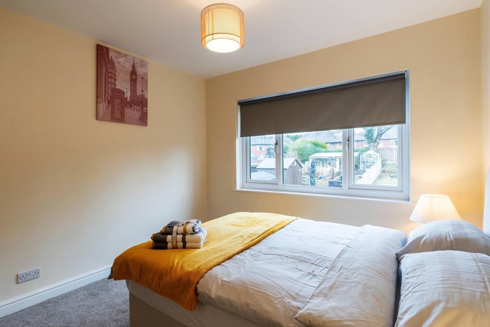 Impeccable Luxury 2-bed House in Sheffield view 5