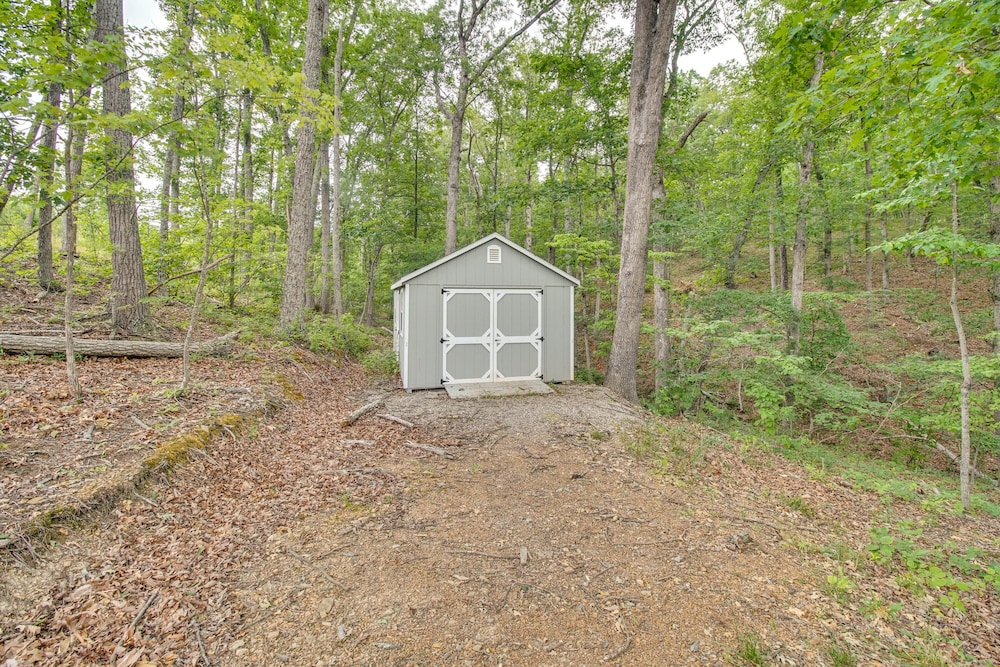 Cozy Home in Star Tannery w/ Private Backyard!