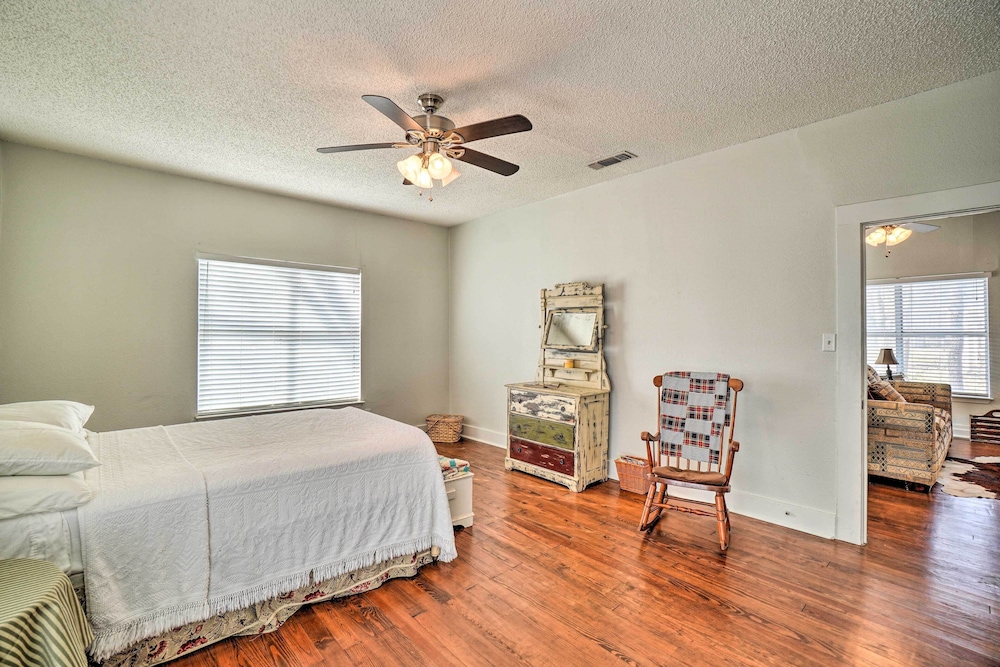 4 Miles to Lake Jacksboro: Cozy Texas Cottage