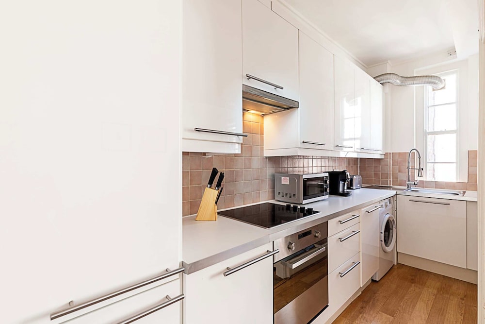 Modern 2 Bedroom Flat Near Queensway