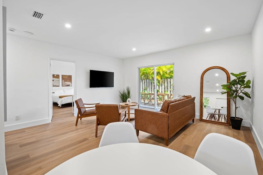 Spacious 2 BR Sailboat Bend