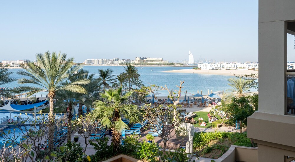 Amazing 1BR at the Palm w Beach Pool Access