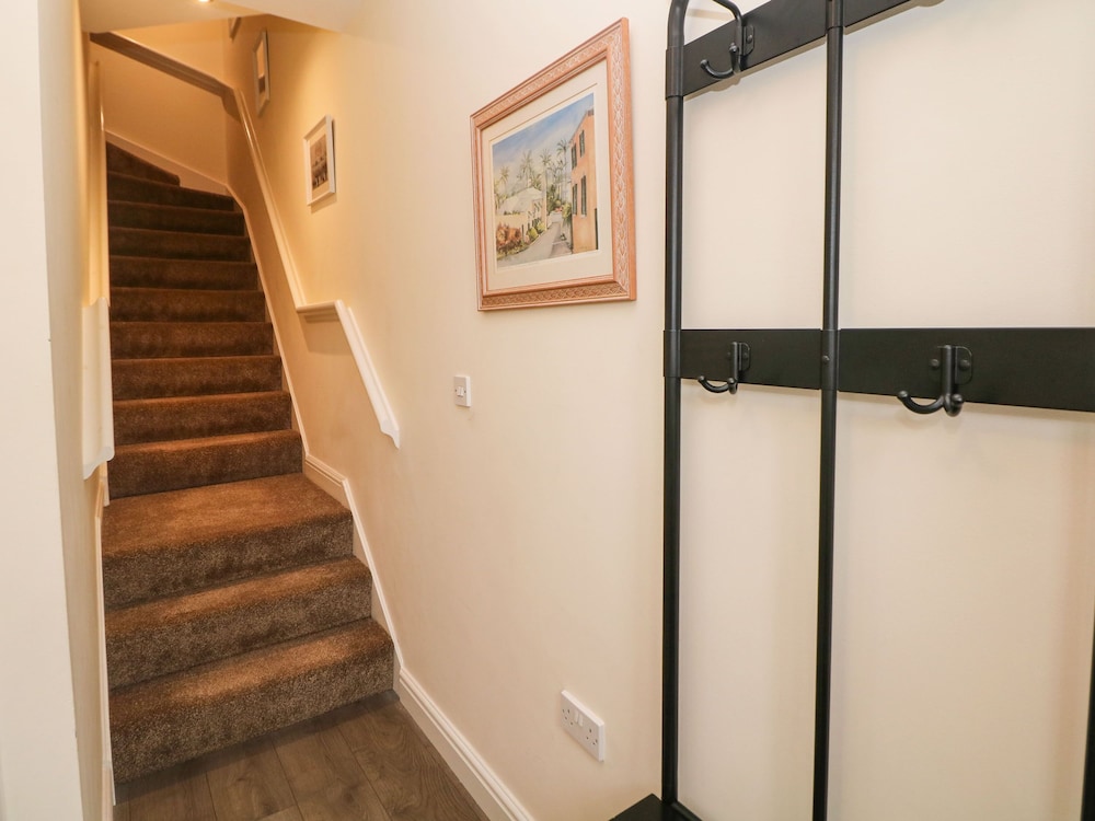 1 Knowleston House