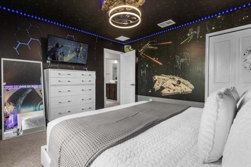 Star Wars & More Large Private Pool Lanai Home! 6 Bedroom Villa