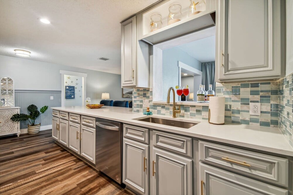 Tropical Pool Retreat in Tarpon Springs