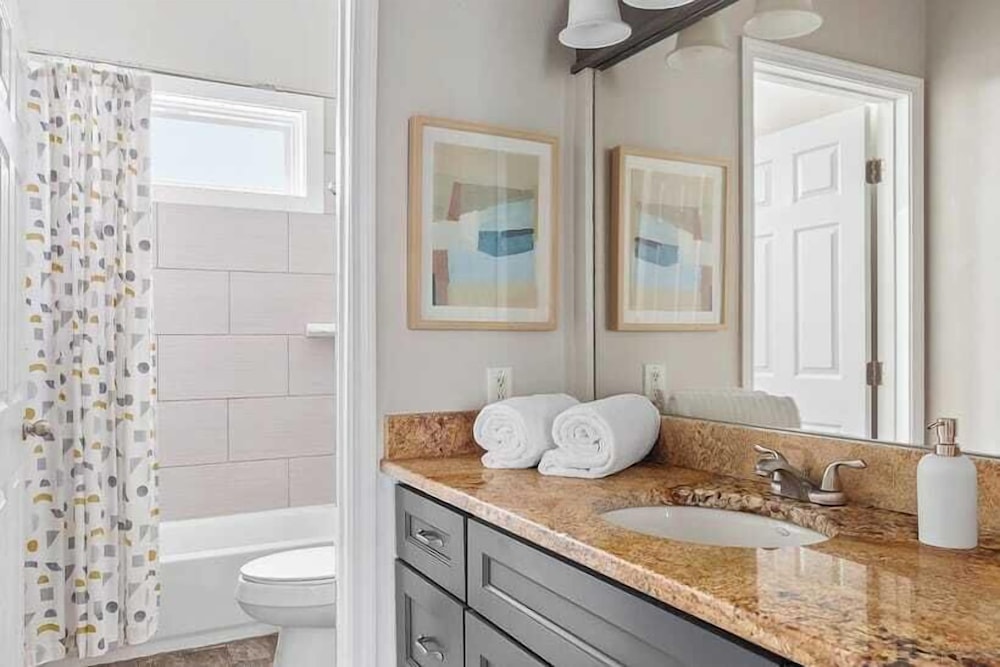 7bdr w/ Private Pool, Hot Tub, Fire Pit, Walk to Beach Tidal Wave by Avantstay