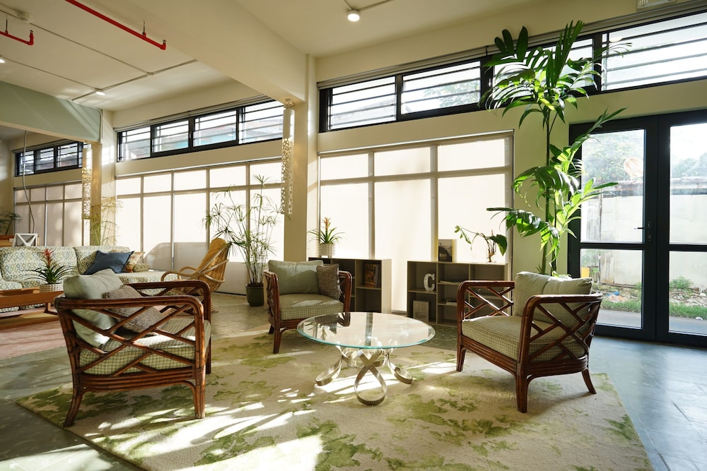 w Radiant Loft w Fabulous Deco in Santa Ana