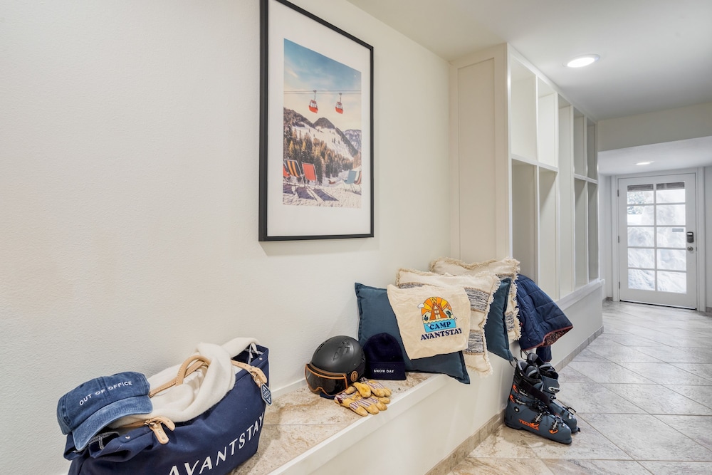 Explorer by Avantstay Close to Slopes Game Room Guest Suite