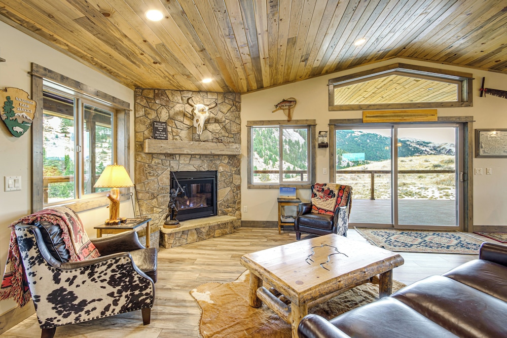 < 1 Mi to Chico Hot Springs: Mtn-view Hideaway!
