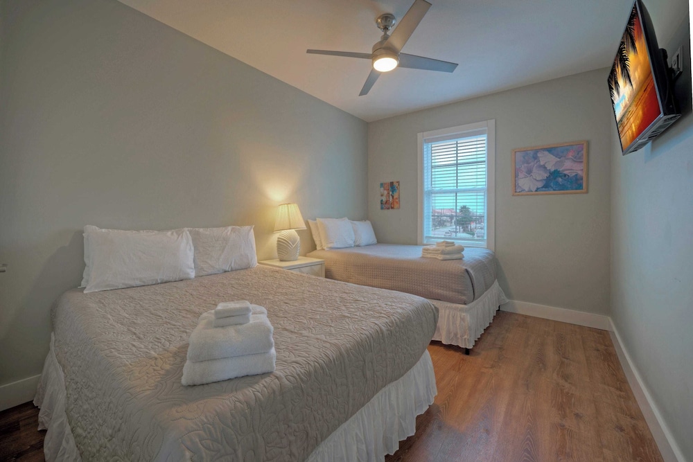 Ridley Retreat Community Pool, Mins to the Beach Corpus Christi + Port A
