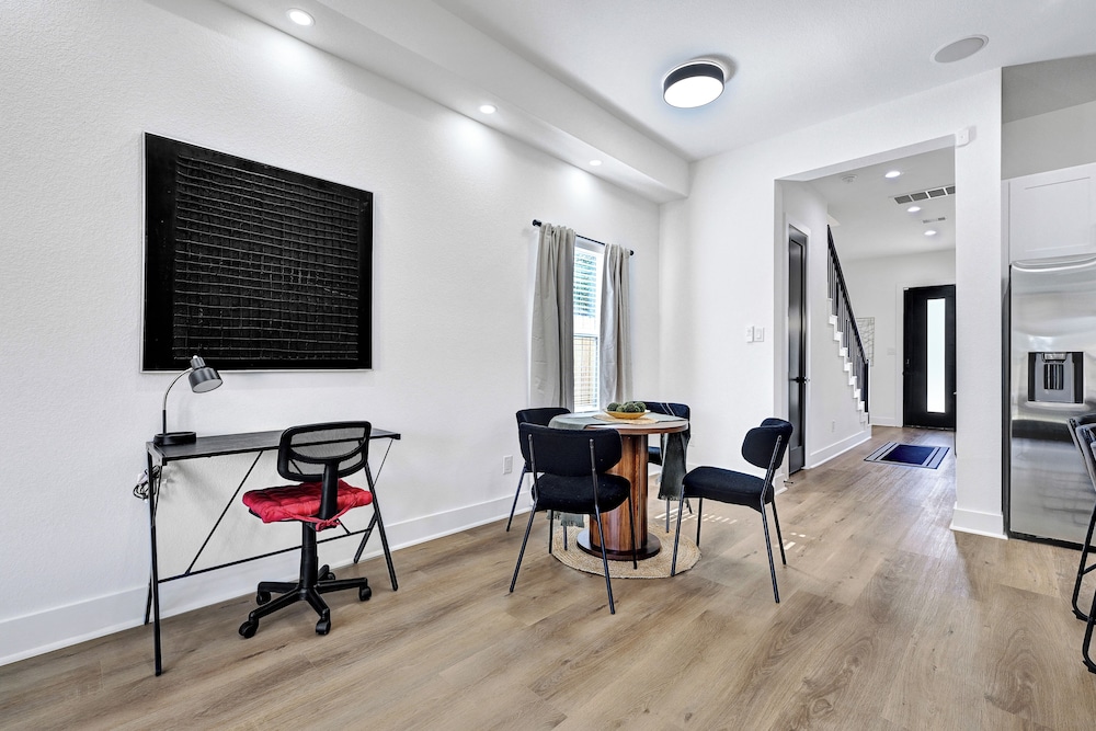 5 Mi to NRG Stadium: Modern Escape w/ Patio & Yard