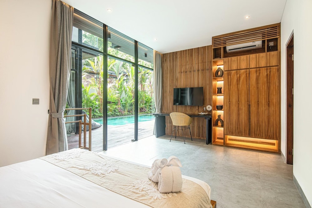 Elegant 6BR Canggu Villa Steps From the Ocean