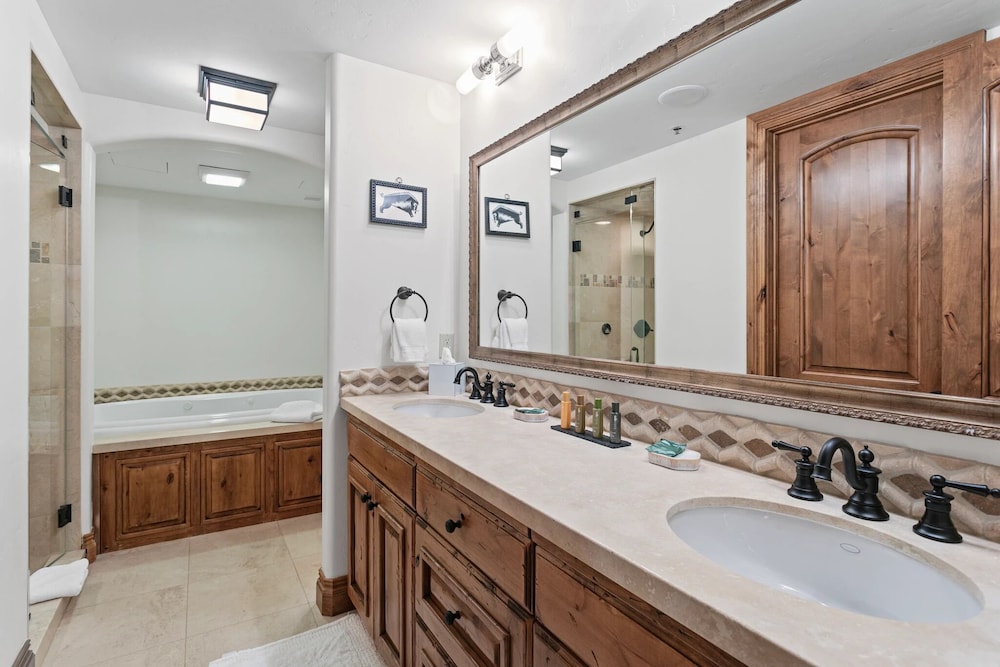 Grand Lodge - Four Bedroom #306 - Ski-in/ski-out 4 Condo