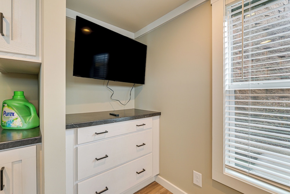 < 1 Mi to Marina: Pet-friendly Lake Norman Home!