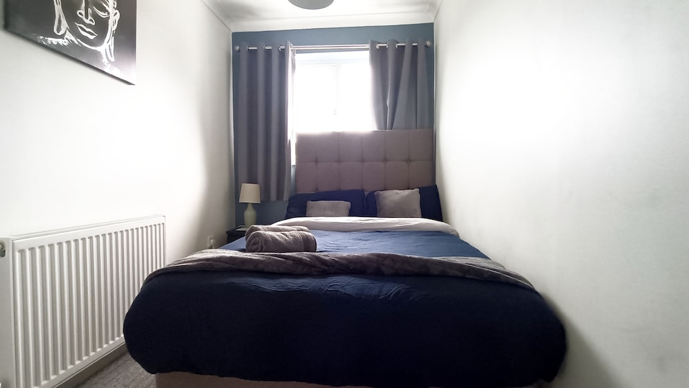 Cozy 3-Bed Family Home with Free Parking view 5