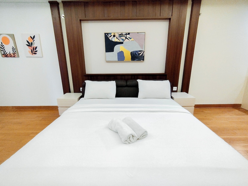 2Br Luxurious And Spacious Apartment At One East Penthouse Residence