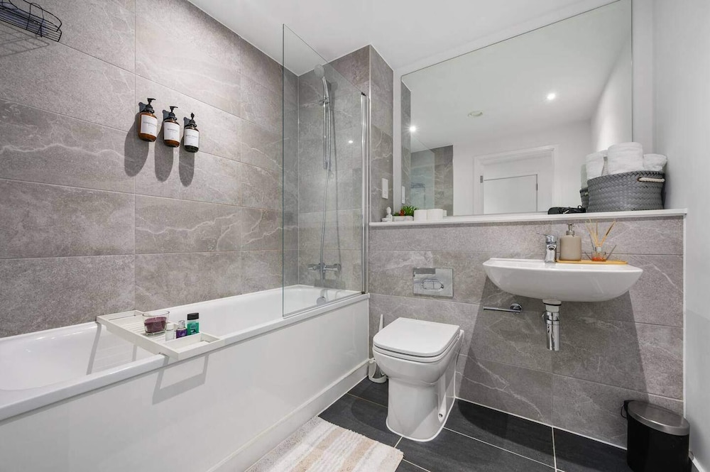 Manchester - Apartment - Sleeps 5 - Parking