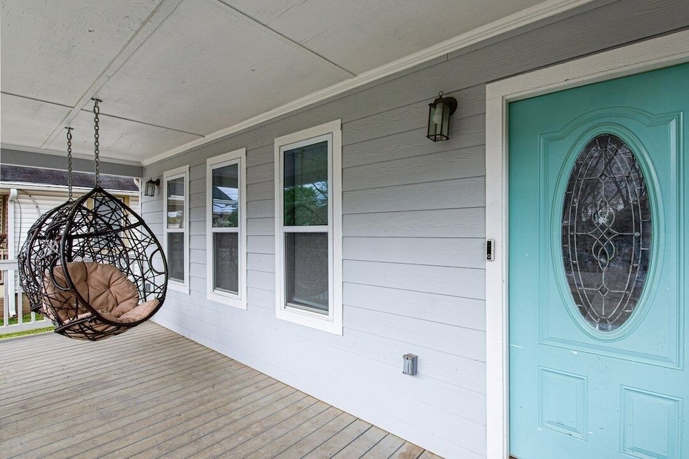 Spacious Family Retreat Near Airport 5 Bedroom Home