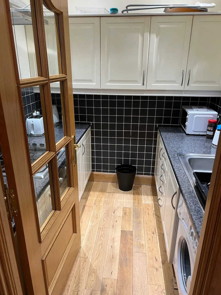 Stylish 1 Bedroom Apartment in Edinburgh view 2