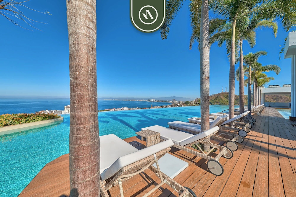 Luxury 1BR Condo With Private Terrace - Ocean View
