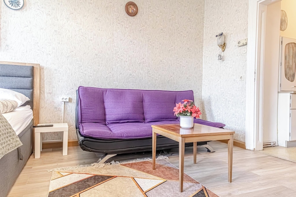 Stylish 2BR Apt Garden Modern Comforts