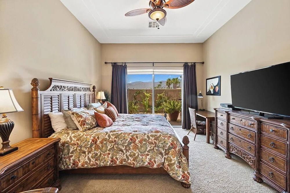 Stylish 2BR w Spa Patio