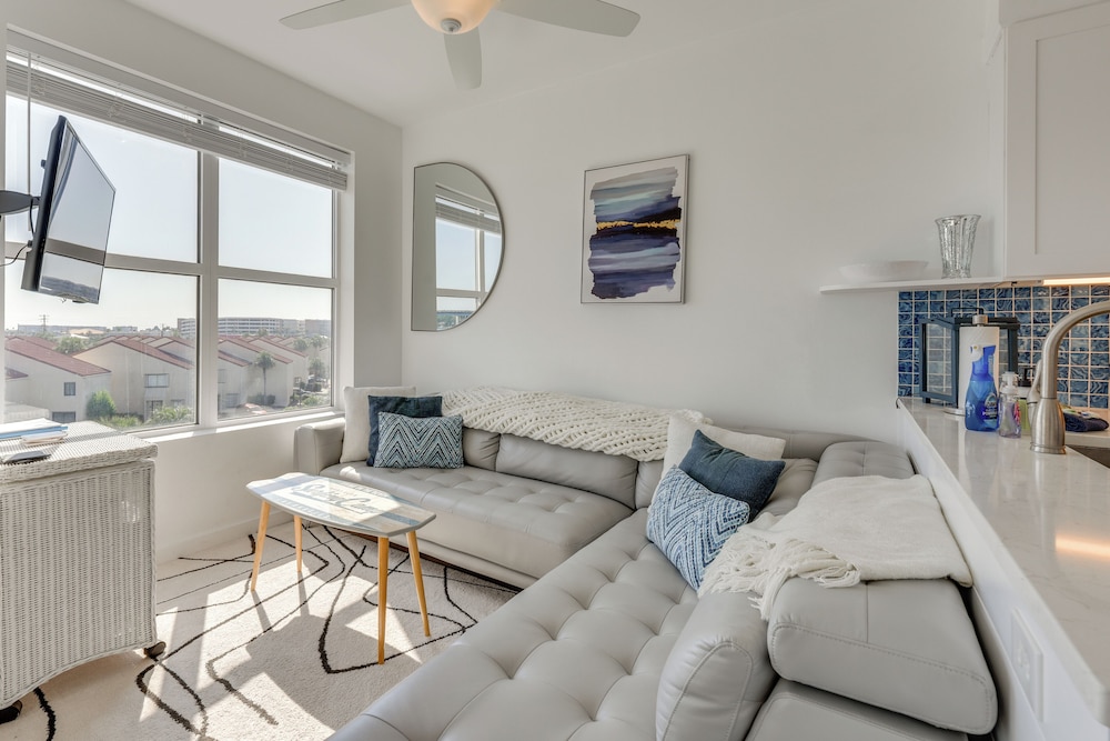 Walk to Sand! Modern Okaloosa Island Condo