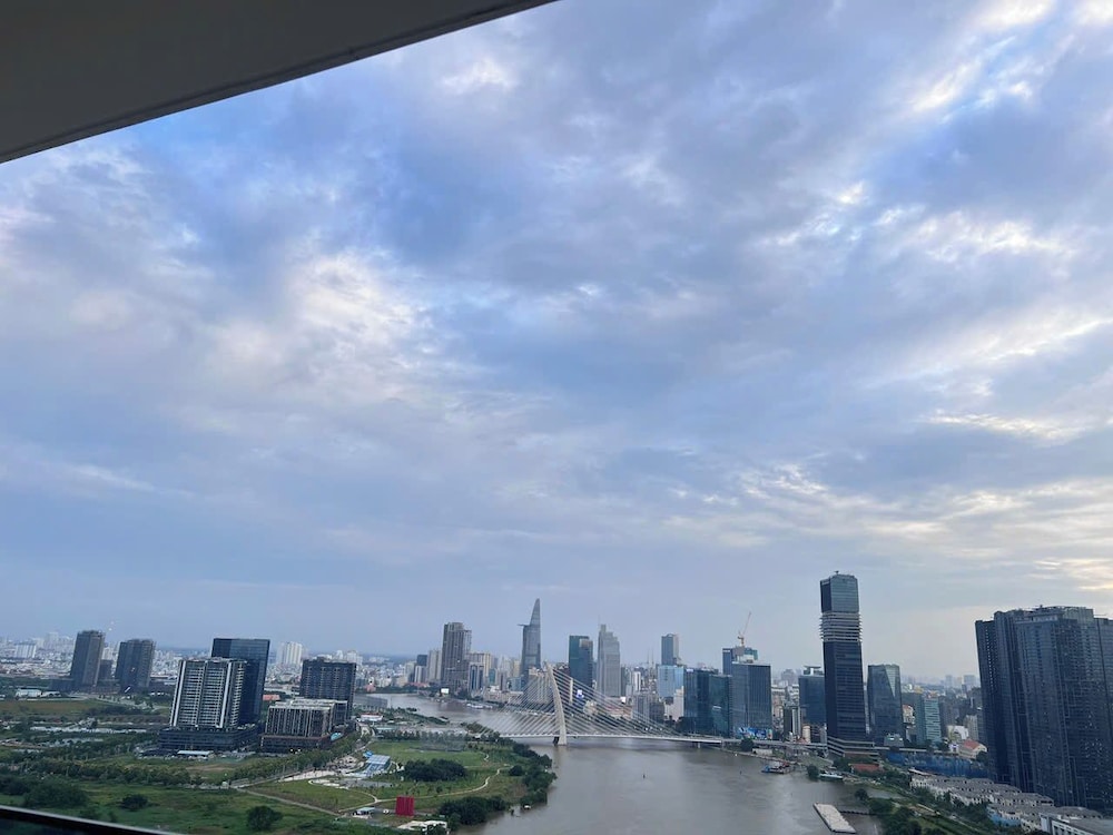 Skyway White & Silver Riverside Resident - Binh Thanh, HCM