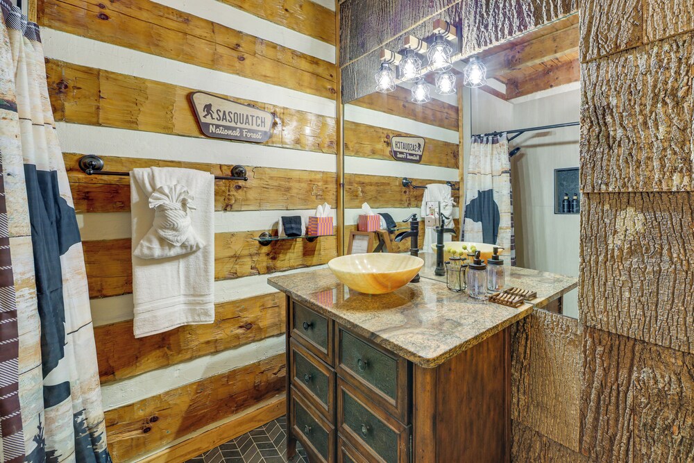 Mins to Dollywood: Boujee Bear Cabin w/ Hot Tub!