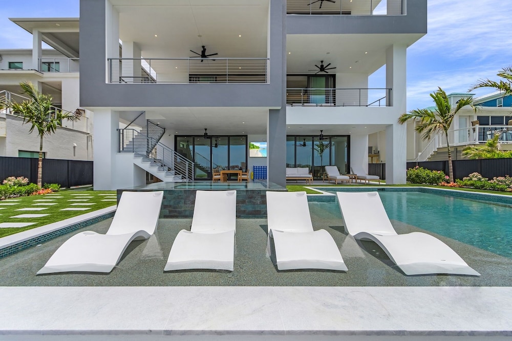 793 Shoreline Estate: 6bd/6br, Luxurious Pool Home On The Water! 6 Bedroom Home